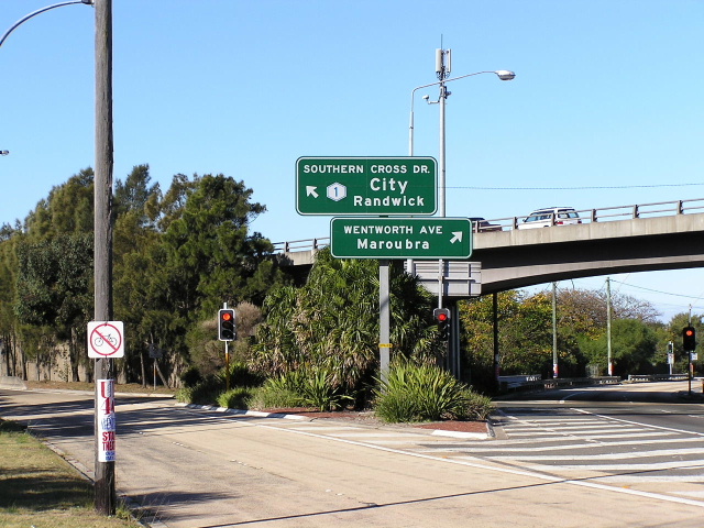 Ozroads: Southern Cross Drive & General Holmes Drive